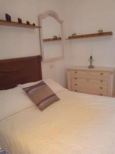 Un dormitorio con una cama, una cómoda y un espejo. en As055 Noa - Cosy 2 bedroom in the green oasis, en San Juan de los Terreros