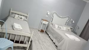 Un dormitorio con dos literas y una mesa. en Continental Hotel, en Curuzú Cuatiá