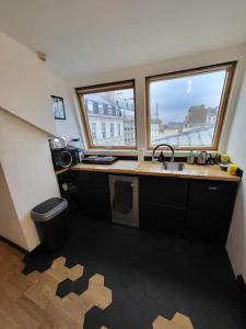 Una cocina o cocineta en View Eiffel Tower