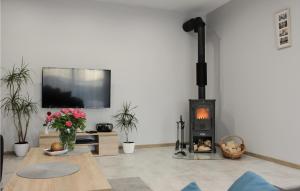 TV a/nebo společenská místnost v ubytování 3 Bedroom Lovely Home In Nowe Warpno