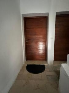 a door in a room with a mat in front of it at Appartement au calme in Bir Kassa