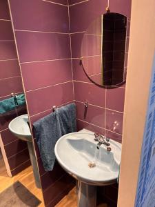 a bathroom with two sinks and a mirror at Chambre musicale in Brussels