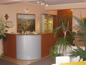 a hair salon with a counter and plants at B&B La Ganzaria in San Michele di Ganzaria