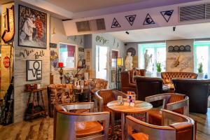 恩斯Plaza Cafe & Bar的一间有桌椅的餐厅
