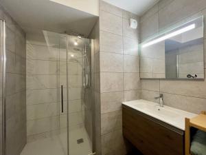 ein Badezimmer mit Dusche und Waschbecken in der Unterkunft Homency - Résidence Fermes de l'Alpe C101 in L'Alpe-d'Huez
