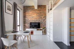 Televízia a/alebo spoločenská miestnosť v ubytovaní RentPlanet - Apartament Matejki + 8 fotografií
