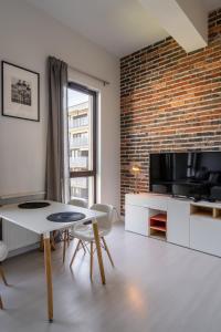 Televízia a/alebo spoločenská miestnosť v ubytovaní RentPlanet - Apartament Matejki