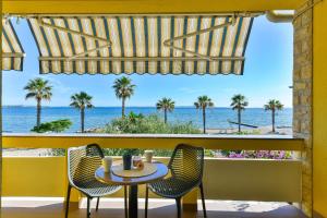 a table and chairs on a balcony with a view of the ocean at Apartment house Inga in Vir