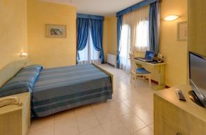 Ένα ή περισσότερα κρεβάτια σε δωμάτιο στο Hotel Cristoforo Colombo