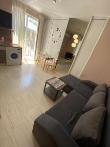 una sala de estar con un sofá y una mesa en Byala Leisure Place, en Byala