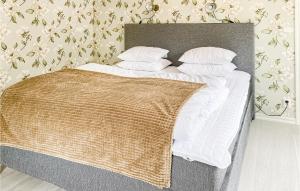 Giường trong phòng chung tại 2 Bedroom Beautiful Home In Gislaved