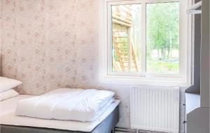 Giường trong phòng chung tại 2 Bedroom Beautiful Home In Gislaved