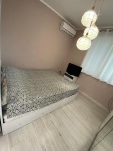 1 dormitorio pequeño con 1 cama y 2 luces en Byala Leisure Place, en Byala