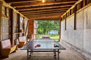 una stanza con un tavolo da ping pong di Wildbiene Plus bis 6 Pers a Freiensteinau