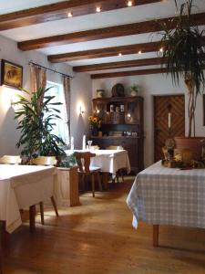 una sala da pranzo con tavoli e sedie in un edificio di Gasthof zum Hirsch a Neukirch