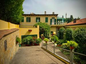 a walkway in front of a house with plants at Le Residenze dei Serravallo in Trieste