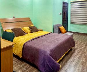 レッキにあるHeosh Apartmentの大きなベッドと机のある寝室