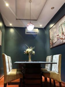 レッキにあるHeosh Apartmentのテーブルと椅子のあるダイニングルーム