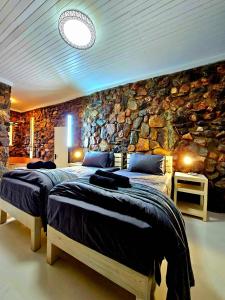 Ένα ή περισσότερα κρεβάτια σε δωμάτιο στο Luxury GuesthouseCo FlintstoneHouse