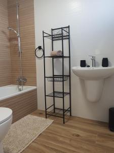 カサーレスにあるCasa Alinaのバスルーム(洗面台、トイレ、棚付)