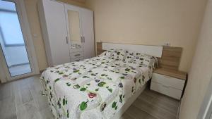 una camera da letto con un letto con un piumone floreale di Bungalow Morro de Gos II REF 054 a Oropesa del Mar Altre 18 foto