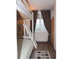 una litera en una habitación con ventana en Disneyland Paris, 62 m2 Apartment, en Coupvray