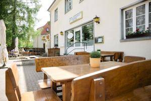 un ristorante con tavolo e sedie in legno di Fliegerhorst a Dresda