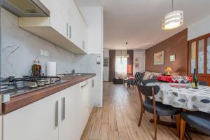 Kuchyňa alebo kuchynka v ubytovaní Apartment Maggi