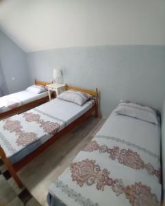 Postel nebo postele na pokoji v ubytování Apartmani Romansa Perucac