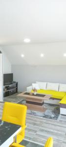 TV a/nebo společenská místnost v ubytování Apartmani Romansa Perucac