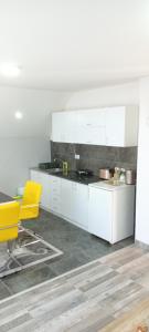 Kuchyň nebo kuchyňský kout v ubytování Apartmani Romansa Perucac