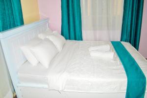 Una cama o camas en una habitación de Angie's staycation 1br apt Milimani- Fast internet, secure parking, Free netflix