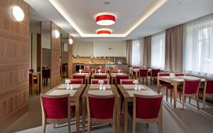 Reštaurácia alebo iné gastronomické zariadenie v ubytovaní Riviera