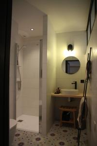 a bathroom with a shower and a sink at Maison Lucie, emplacement central, le tout à pied in Saint-Gilles-Croix-de-Vie +15 photos
