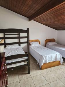 a bedroom with two bunk beds and a desk at Casa grande com piscina Chácara do Dinho in Londrina +30 photos