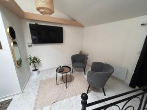 TV a/nebo společenská místnost v ubytování Spa Jacuzzi Moon White