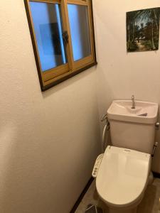 un bagno con un water e un lavandino di 貸別荘吉佐美苑 a Shimoda Altre 16 foto