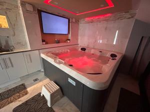Koupelna v ubytování Spa Jacuzzi Moon White + 5 fotografií