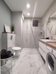Ένα μπάνιο στο Sunny Apartment III