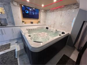 Fotografie z fotogalerie ubytování Spa Jacuzzi Moon White v destinaci Vaudherland