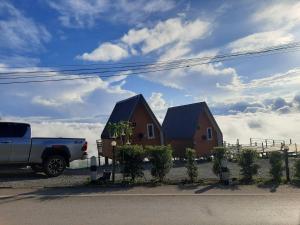a truck parked in front of two houses at Ing Ai Mhok Phu Thap Buek in Ban Tha Kok Hai +15 photos