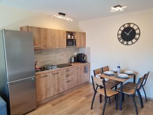 Kuchyň nebo kuchyňský kout v ubytování Apartmány Family Nová Lesná