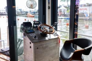 a room with a steering wheel on a desk next to a window at Svencele Boats laivai-namai kuriems nereikia laivavedžio teisių in Svencelė
