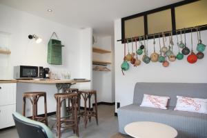 a living room with a couch and a table at Maison Lucie, emplacement central, le tout à pied in Saint-Gilles-Croix-de-Vie