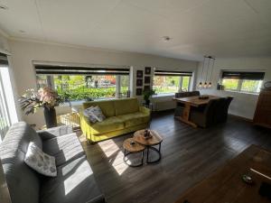 Posezení v ubytování Luxe vakantiehuis in het bos