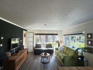 Posezení v ubytování Luxe vakantiehuis in het bos