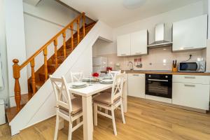 Kuchyň nebo kuchyňský kout v ubytování Holiday Home Mara