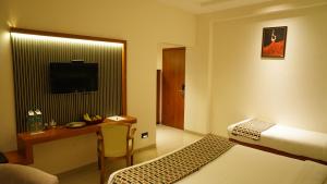 TV a/nebo společenská místnost v ubytování Hotel Ganpati Palace Shirdi Newly Renovated