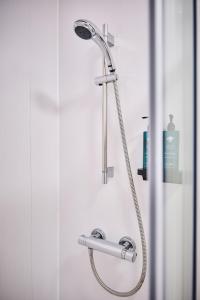 eine Dusche mit Duschkopf in einem Badezimmer in der Unterkunft Princess Green 4 - Portrush by the Sea in Portrush