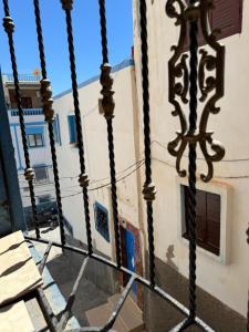une vue depuis le balcon d'un immeuble dans l'établissement appartement traditionnel, à Taghazout